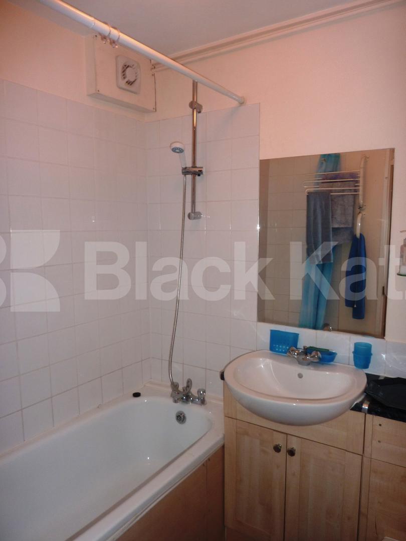 			NEAR REGENTS PARK-PRIMROSE HILL , 2 Bedroom, 1 bath, 1 reception Flat			 Kingsland,Broxwood Way, ST JOHNS WOOD